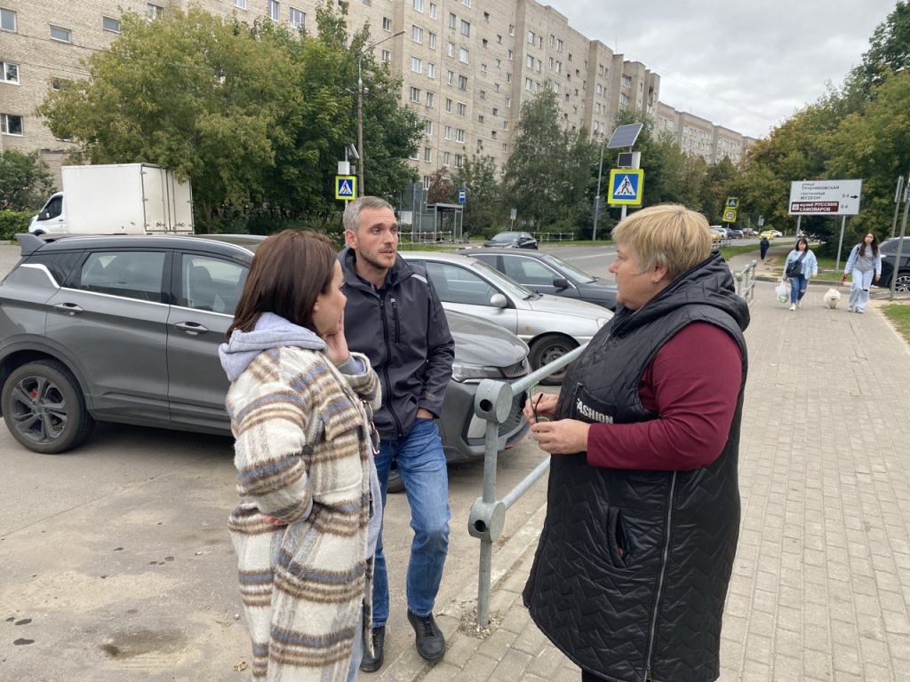 Уполномоченный главы Пушкинского Нина Ушакова проверила, как были проведены работы по улучшению подхода к школе в Ивантеевке