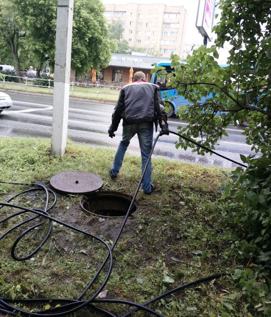 Коммунальные службы округа Пушкинский продолжают бороться с последствиями обильных дождей