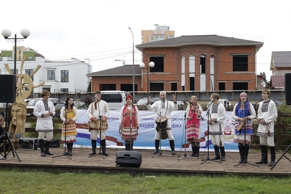 В Мордовии открылся фестиваль резчиков по дереву «Поющее дерево»