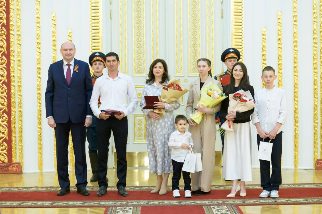 Врио Оренбургской области Евгений Солнцев вручил 49 государственных наград жителям региона