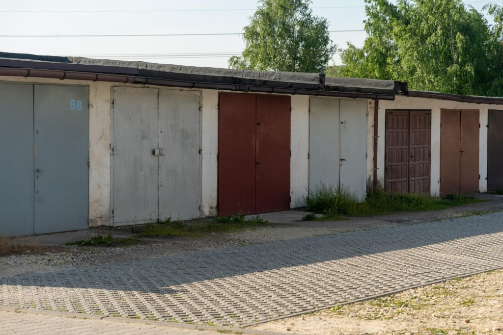 В Воронеже продолжили сносить незаконно установленные гаражи