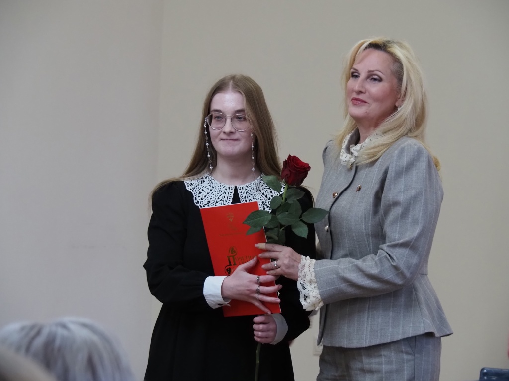 Депутаты Воронежской городской Думы вручили почётные грамоты педагогам в преддверие их профессионального праздника Депутаты Воронежской городской Думы вручили почётные грамоты педагогам в преддверие их профессионального праздника
