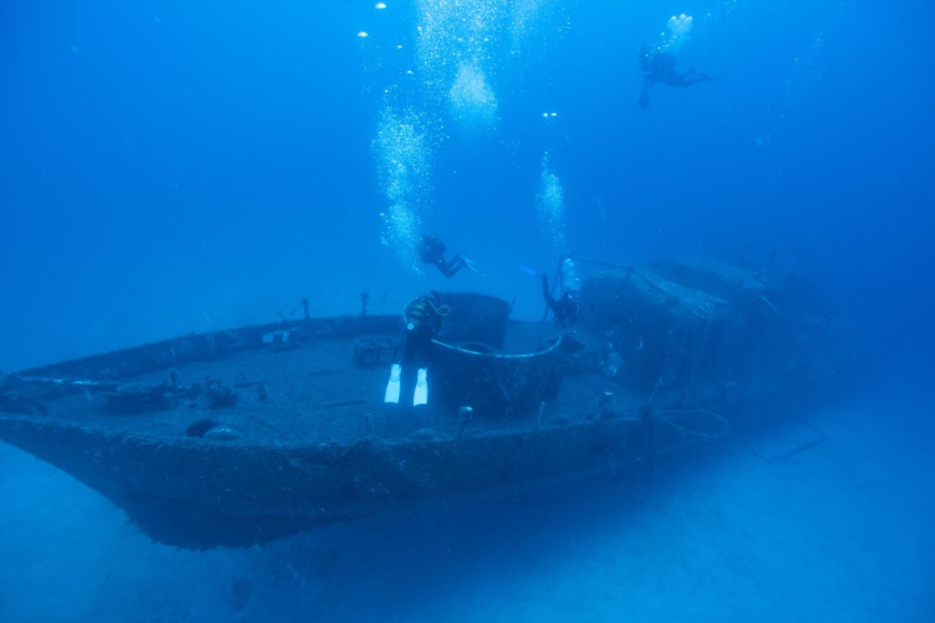 На Сахалине в селе Яблочном начали ликвидировать затонувшее более 30 лет назад судно