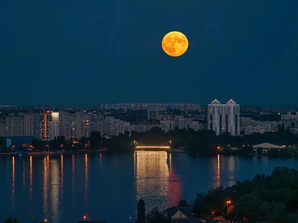 «Люблю Воронеж» по‑новому: Сергей Петрин рассказал о фотопроекте Андрея Парфёнова к 440‑летию города