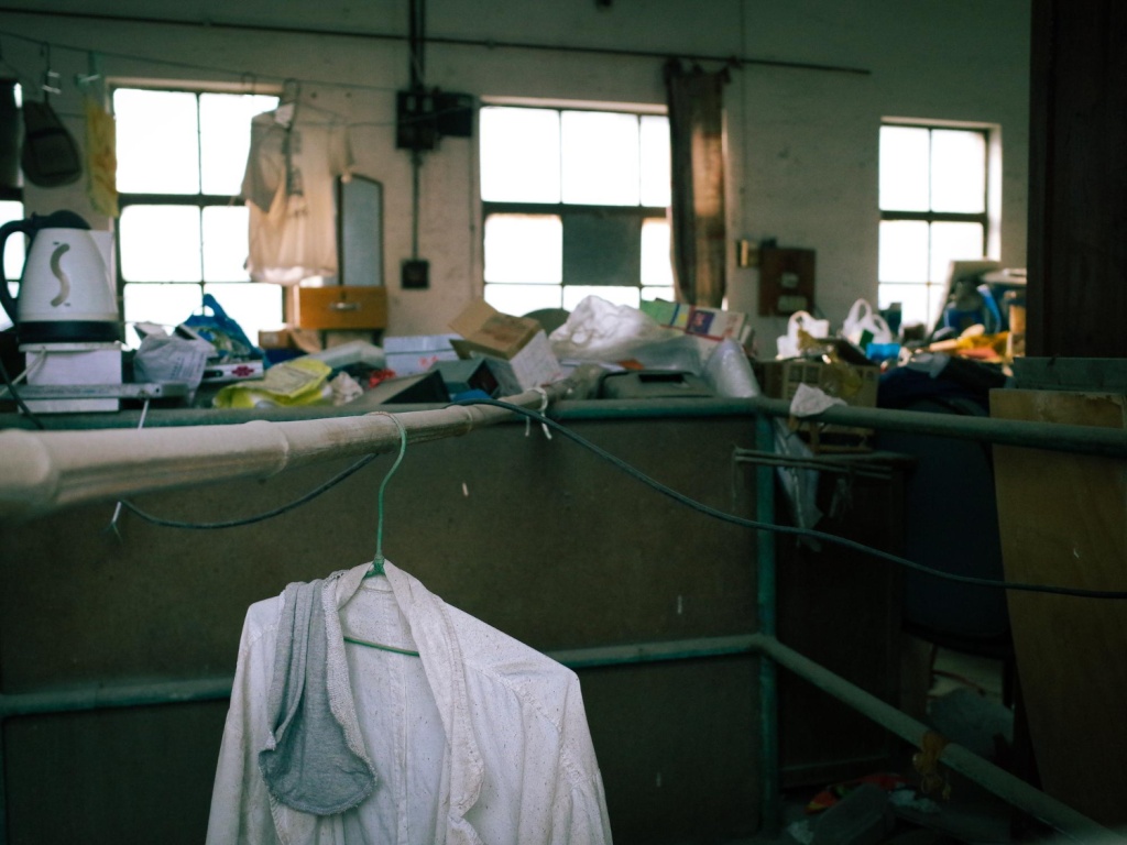 Следственный комитет изучает вопрос общежития с сотнями мигрантов в Новосибирске