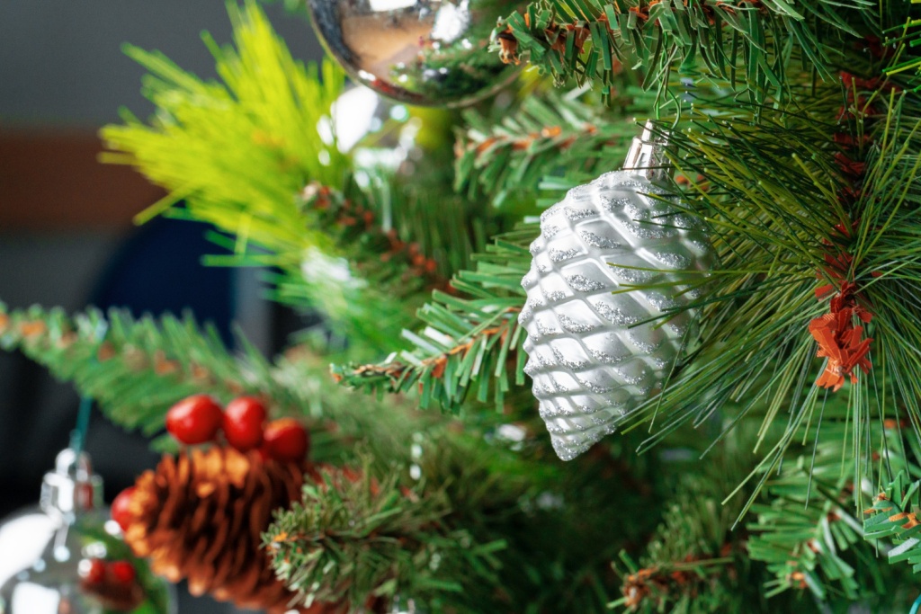 Искусственные ёлки в тренде: россияне активнее покупают главный символ праздника