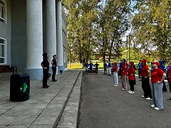 «Зарядка со стражем порядка»: транспортные полицейские Красноярского края провели спортивную акцию для юных железнодорожников